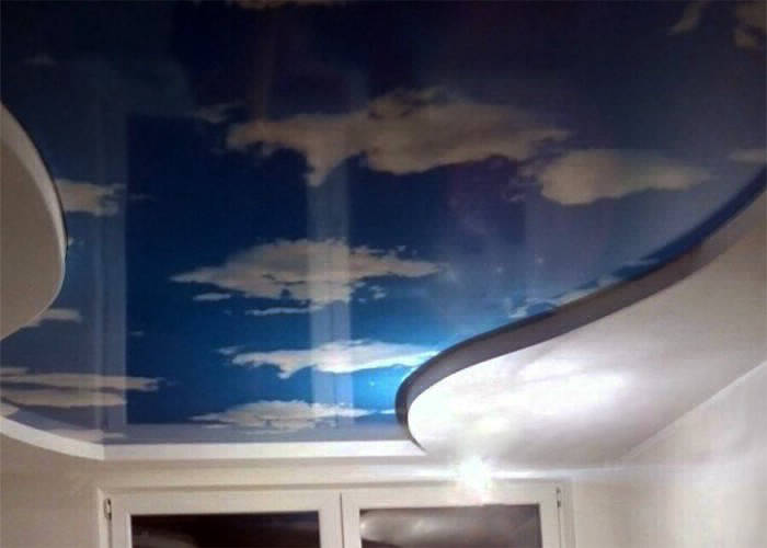 Натяжные потолки Облака в гостиной