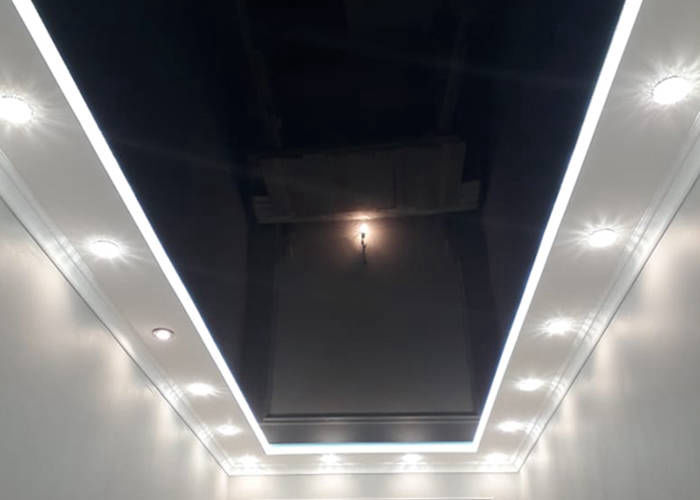Глянцевый натяжной потолок со световыми линиями